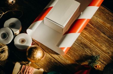 Emballer un cadeau de Noël : DIY, astuces et tutoriel en 5 étapes !